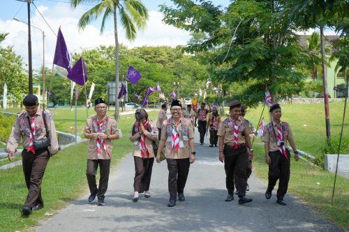 Rektor UIN Antasari Prof. Dr. H. Mujiburrahman M.A. bersama Wakil Rektor Bidang Kemahasiswaan dan Kerja Sama Dr. Irfan Noor, M.Hum. saat berjalan menuju lokasi perkemahan mahasiswa (Foto:Humas/Yulida Rifani)