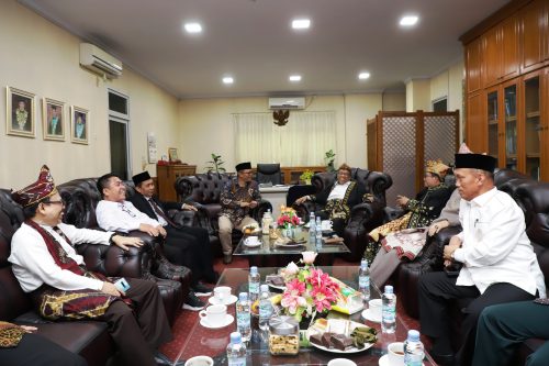 Rektor UIN Antasari Prof. Dr. H. Mujiburrahman, M.A. bersama para rektor dari PTKIN lain dan pejabat Kemenag pusat di Ruang Rektor UIN SMH Banten (Foto:Humas UM-PTKIN 2023)