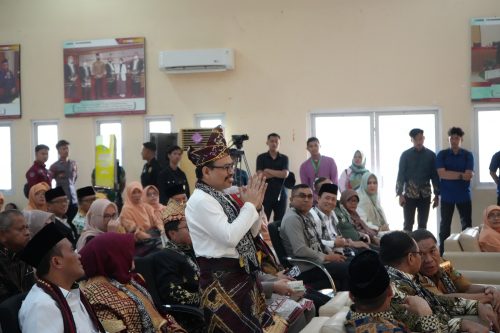 Rektor UIN Antasari Prof. Dr. H. Mujiburrahman, M.A. saat dikenalkan kepada seluruh tamu undangan (Foto:Humas/Achmad Magfur)