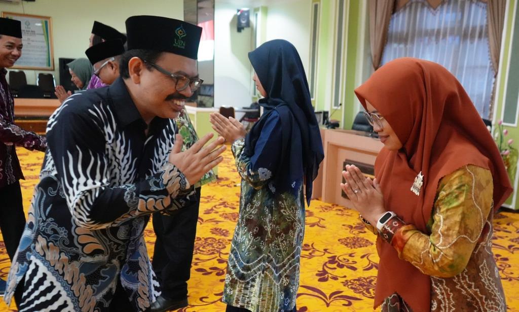 Rektor UIN Antasari Prof. Dr. H. Mujiburrahman, M.A. saat mengucapkan selamat kepada para pejabat baru (Foto:Humas/Hadi Rustami)