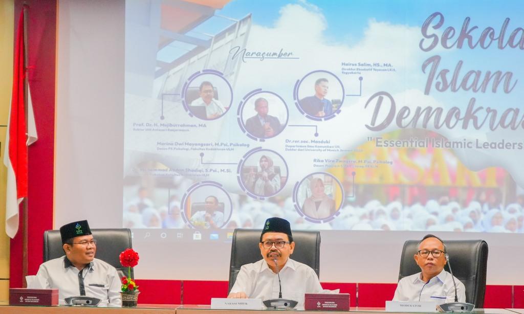 Rektor UIN Antasari Prof. Dr. H. Mujiburrahman, M.A. saat menjadi narasumber di Sekolah Islam dan Demokrasi (Foto:Humas/Hadi Rustami)