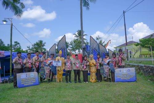 Rektor UIN Antasari Prof. Dr. H. Mujiburrahman dan jajaran berfoto bersama di depan kemahnya Gerakan Pramuka UIN Antasari di Gorontalo (Foto:Humas/Yulida Rifani)