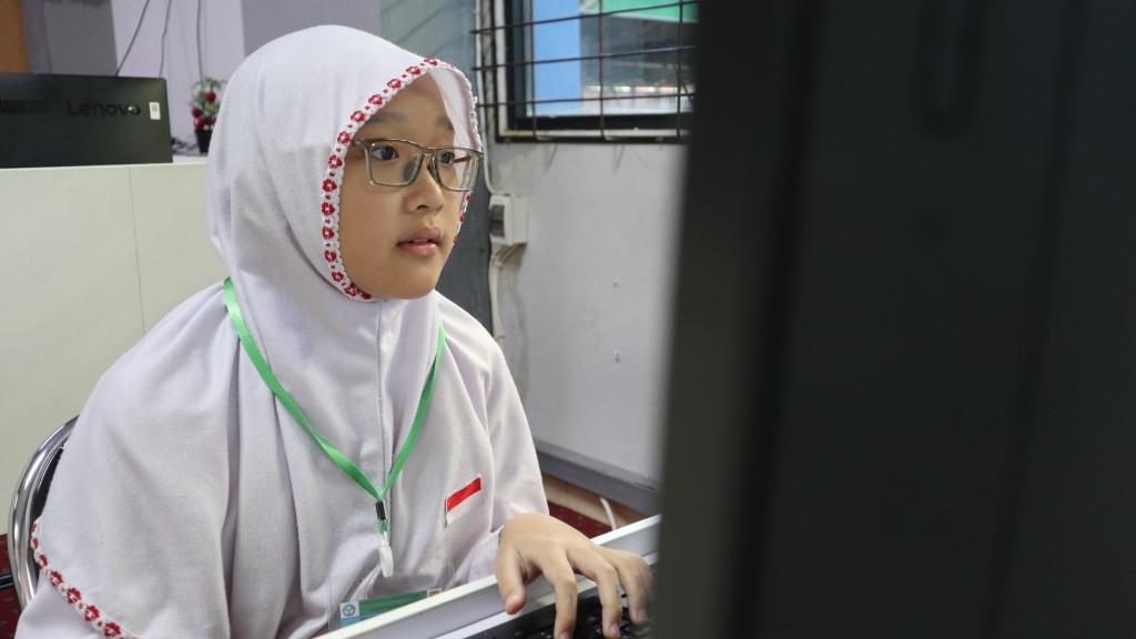 Siswi Kelas VI B SDN Kebun Bunga 6 Banjarmasin Ghalyaputri Parameshwari Yulianto saat mengikuti UASBK 2023 di UIN Antasari (Foto:Humas/Achmad Magfur)