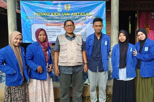Tim LP2M UIN Antasari mendampingi penempatan mahasiswa KKN di Dusun Masugian Desa Kindingan Kecamatan Hantakan Kabupaten HST (Foto:Tim LP2M)
