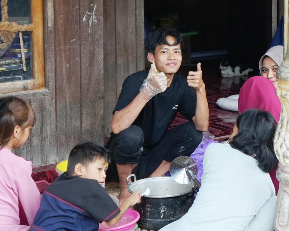 Abdurrahman, Mahasiswa KKN UIN Antasari saat mengajarkan pembuatan bakso di Desa Patikalaian (Foto:Humas/Ali Akbar)