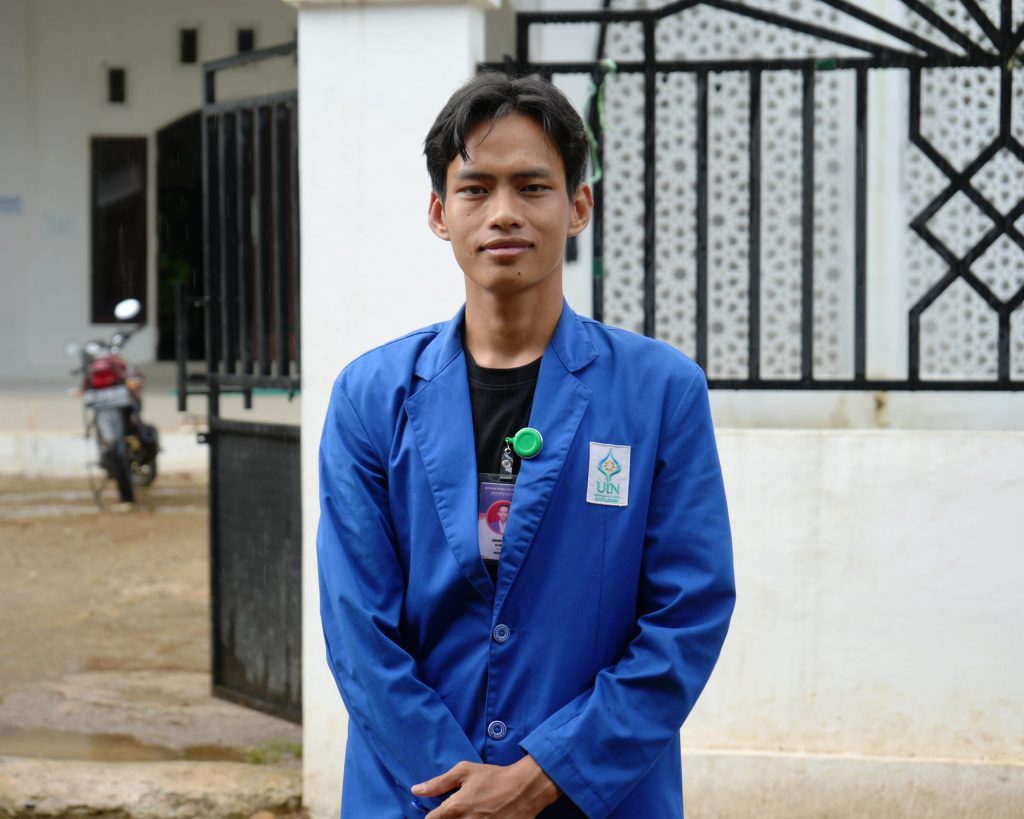 Abdurrahman, Mahasiswa Perbandingan Mazhab UIN Antasari saat KKN di Desa Patikalain (Foto:Humas/Ali Akbar)