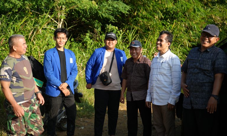 Babinsa Patikalain Sertu Sanu (kiri) saat bercengkerama dengan rombongan UIN Antasari (Foto:Humas/Ali Akbar)