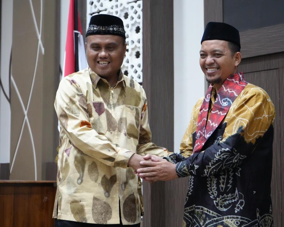 Berfoto bersama usai pengalungan kenang-kenagan kain sasirangan (Foto:Humas/Hadi Rustami)