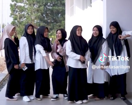 Ceria para peserta UM-PTKIN 2023 UIN Antasari usai mengikuti ujian (Foto:tangkapan layar video TikTok)