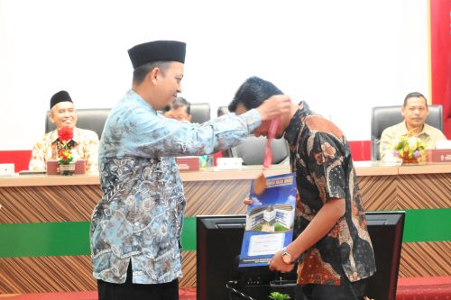 Dekan FUH UIN Antasari saat menyerahkan medali untuk pemenang KINMU II (Foto:Humas/Sophia Perennia)