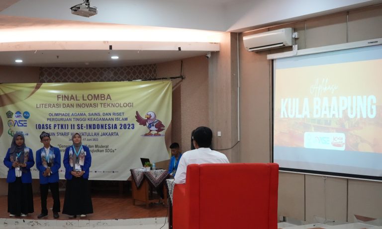 Dewan juri saat menguji karya Grup UIN Antasari di Final Lomba LIterasi dan Inovasi Teknologi (Foto:Humas/Abdi Rifan Husna)