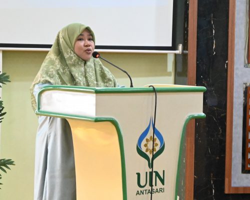 Dr. Hj. Fatwiah Noor, Lc., M.Pd., Kepala UPB UIN Antasari saat menyampaikan laporan panitia (Foto:Humas/Hadi Rustami)