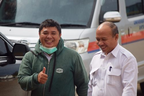 Dua panitia lokal UMPTKIN 2023 UIN Antasari Rakhmad Oktavianto, S.Kom. (kiri) dan Ali Akbar, S.Ag., M.Pd.I. (kanan) tetap ceria di tengah padatnya jadwal pengawasan ujian (Foto:Humas/Achmad Magfur)