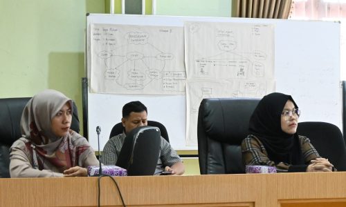 Dua peserta sedang seksama mengikuti acara pembukaan (Foto:Humas/Hadi Rustami)