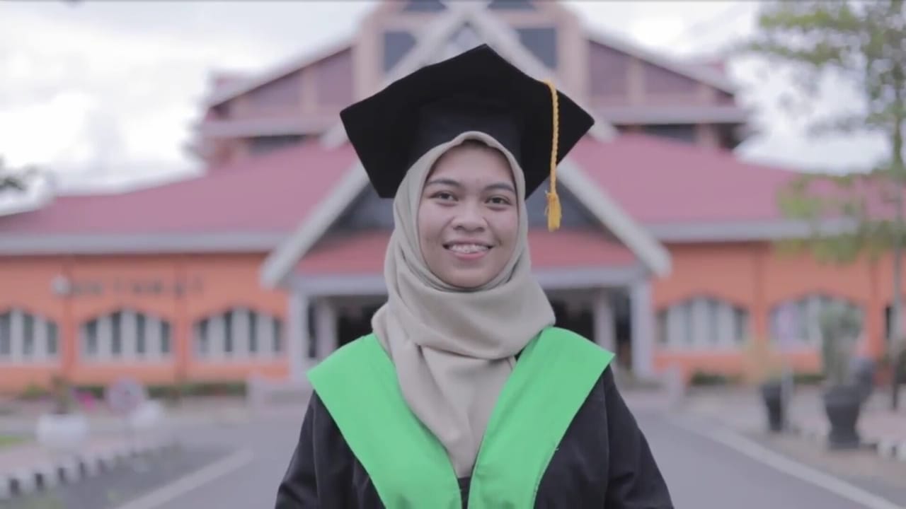 Erlita Budiarti, S.Pd., lulusan terbaik Upacara Wisuda Sarjana ke-76 (Foto:Tangkapan layar cuplikan Wisuda UIN Antasari)