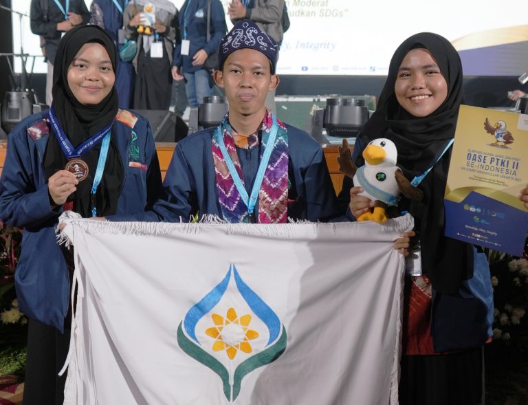 Fikri Haekal Akbar saat memegang bendera kontingen UIN Antasari usai meraih juara 3 di Lomba Literasi Inovasi Teknologi (Foto:Humas/Abdi Rifan Husna)