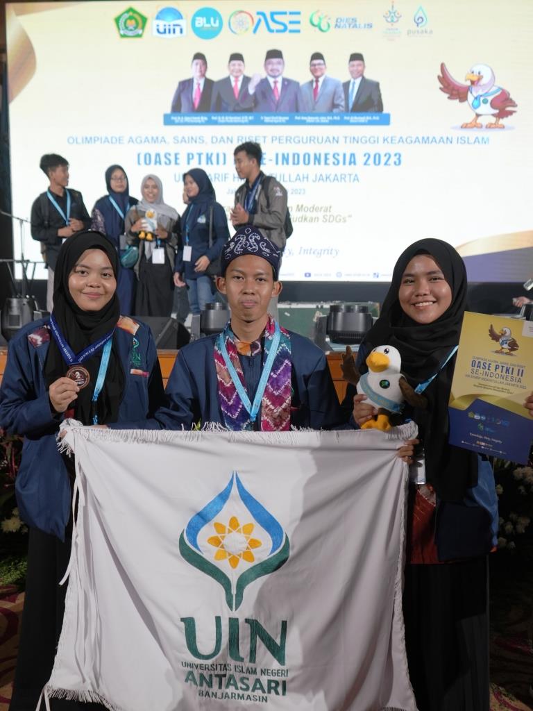 Fikri Haekal Akbar saat memegang bendera kontingen UIN Antasari usai meraih juara 3 di Lomba Literasi Inovasi Teknologi (Foto:Humas/Abdi Rifan Husna) - kompres