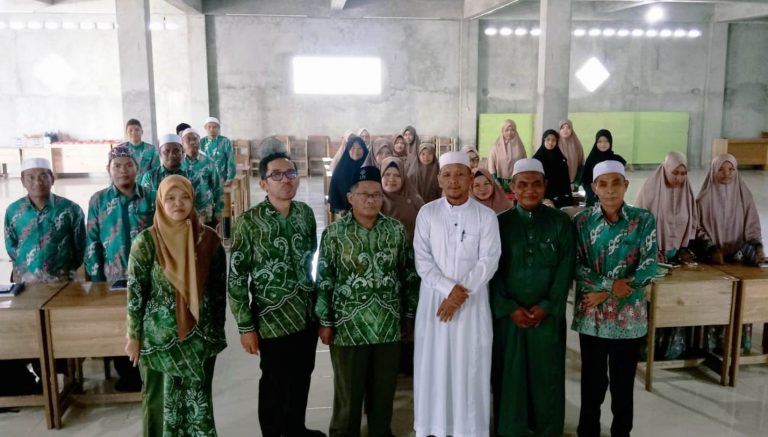 Foto bersama Pengelola Prodi MPI dengan para guru Pesantren Al-Muhajirin Antang (Foto:Prodi MPI)