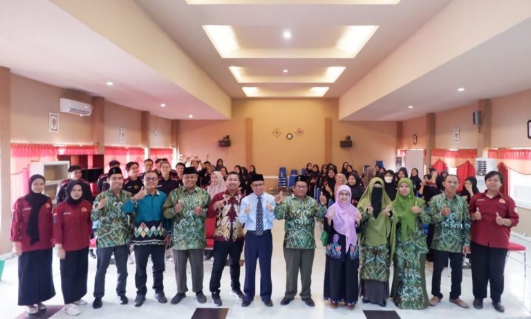 Foto bersama jajaran pimpinan FTK UIN Antasari, bersama pengurus Prodi MPI, Narasumber, dan para peserta seminar (Foto:Prodi MPI untuk Humas)