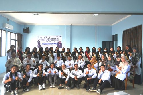 Foto bersama para yudisiawan/wati semester genap 2022/2023 FDIK UIN Antasari (Foto:Humas/Sophia Perennia)