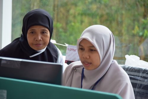 Hj. Fatimah, S.Sos., M.Pd.I. (kiri), Koordinator Sekretariat Panitia Lokal UM-PTKIN 2023 UIN Antasari saat memeriksa kelancaran ujian (Foto:Humas/Achmad Magfur)