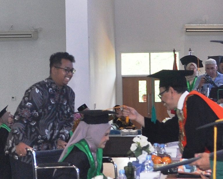 Husnul Khazijah saat dipindahkan tali topi toganya oleh Rektor UIN Antasari (Foto:Tim Humas)