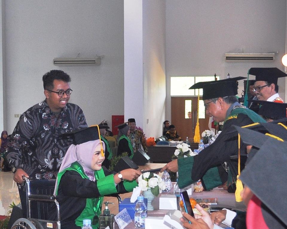 Husnul Khazijah saat menerima ijazah dari Dekan FTK UIN Antasari (Foto:Tim Humas)