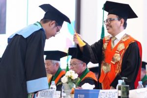 Rektor UIN Antasari Prof. Dr. H. Mujiburrahman, M.A. saat memindahkan tali topi toga di wisuda sarjana ke76 2023