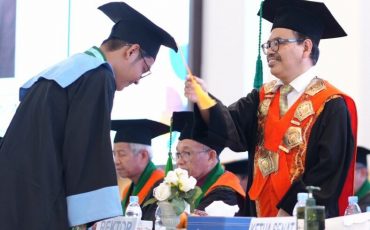 Rektor UIN Antasari Prof. Dr. H. Mujiburrahman, M.A. saat memindahkan tali topi toga di wisuda sarjana ke76 2023