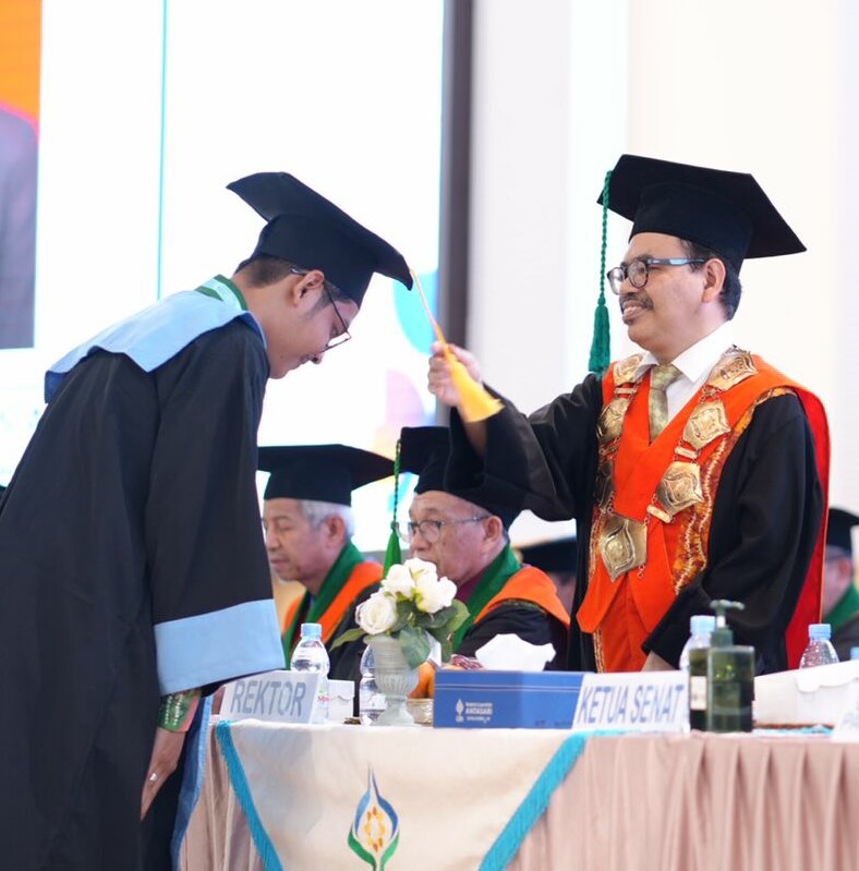 Rektor UIN Antasari Prof. Dr. H. Mujiburrahman, M.A. saat memindahkan tali topi toga di wisuda sarjana ke76 2023