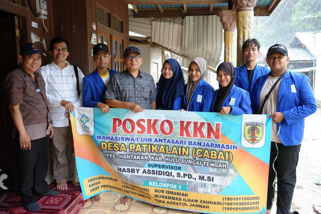 Karo AAKK UIN Antasari Drs. H. Rijalul Faqih, M.Si., M.E.I. (urutan kedua dari kanan) saat ikut meninjau lokasi KKN di Desa Patikalain (Foto:Humas/Ali Akbar)