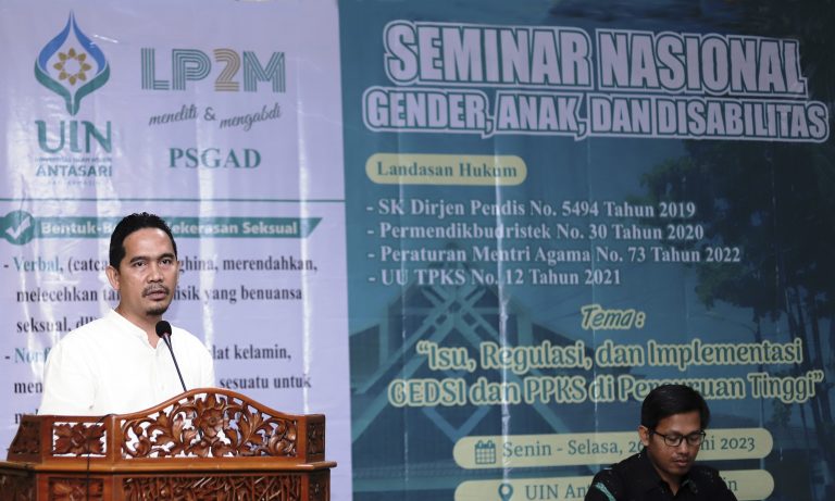 Ketua LP2M UIN Antasari Dr. Muhammad Zainal Abidin, M.Ag. saat menyampaikan laporan panitia (Foto:Humas/Yulida Rifani)