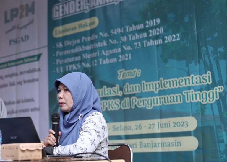 Koordinator Pusat Studi Gender, Anak, dan Difabel LP2M UIN Antasari Dr. Hj. Norlaila, M.Ag., M.Pd. saat menjadi narasumber pertama (Foto:Humas/Yulida Rifani)