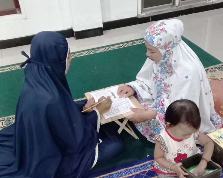 Mahasiswi KKN UIN Antasari saat membantu mengajarkan baca Al-Qur'an kepada warga mualaf di Desa Patikalaian Kecamatan Hantakan Kabupaten HST (Foto:Istimewa)