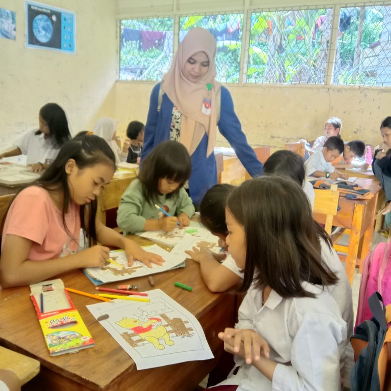Mahasiswi KKN UIN Antasari saat membantu pengajaran di sekolah dasar Desa Patikalaian Kecamatan Hantakan Kabupaten HST (Foto:Istimewa)