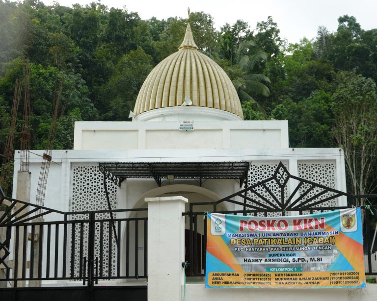 Masjid Ar-Rahim salah satu pusat kegiatan mahasiswa KKN di Desa Patikalain (Foto:Humas/Ali Akbar)