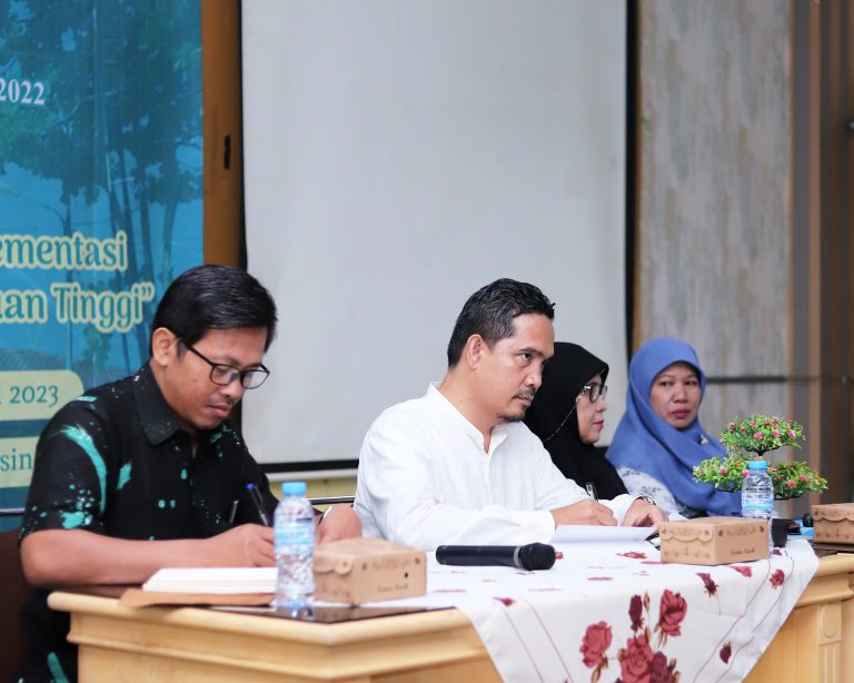 Muhammad Saeroni, S.Ag., M.H. (kiri), Direktur Labsos UNU Yogyakarta dan Aktivis Rifka Annisa WCC (Foto:Humas/Yulida Rifani)