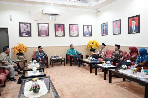 Para dekan fakultas usuludin dari berbagai PTKIN se-Indonesia saat disambut Wakil Rektor UIN Antasari Bidang Kemahasiswaan dan Kerja Sama Dr. Irfan Noor, M.Hum. (Foto:Humas/Hadi Rustami)