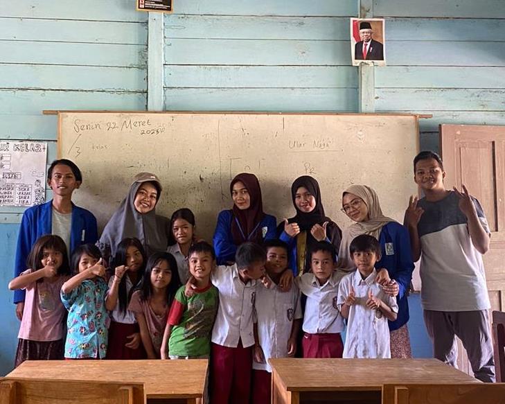 Para mahasiswa KKN UIN Antasari saat berfoto bersama dengan para murid SD di Desa Patikalain (Foto:Istimewa)
