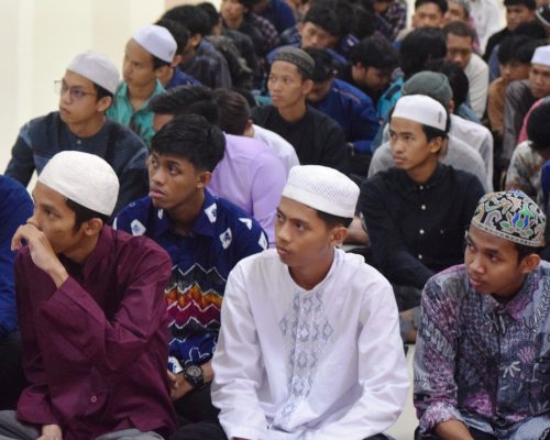 Para mahasiswa saat seksama mendengarkan sambutan Rektor (Foto:Humas/Hadi Rustami)