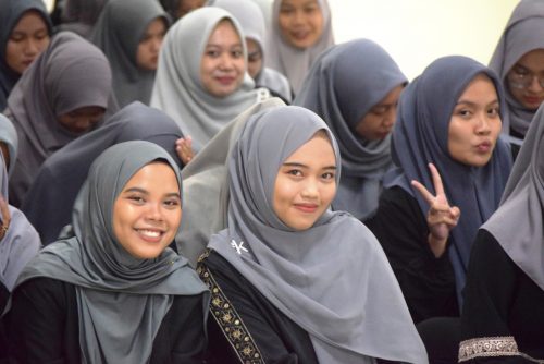 Para mahasiswi bergembira mengikuti program pemondokan (Foto:Humas/Achmad Magfur)