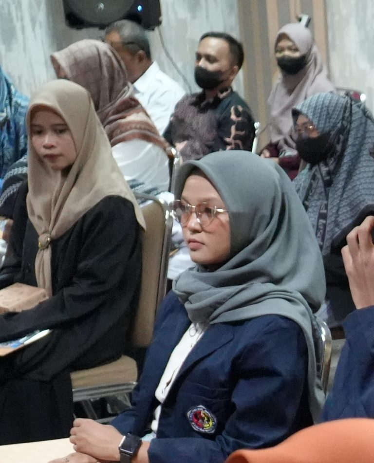 Para mahasiswi dari kampus berebda turut mengikuti seminar nasional (Foto:Humas/Hadi Rustami)