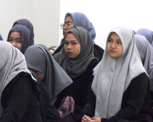 Para mahasiswi saat mendengarkan arahan Rektor (Foto:Humas/Hadi Rustami)
