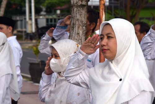 Para pegawai UIN Antasari saat mengikuti upacara bendera (Foto:Humas/Achmad Magfur)