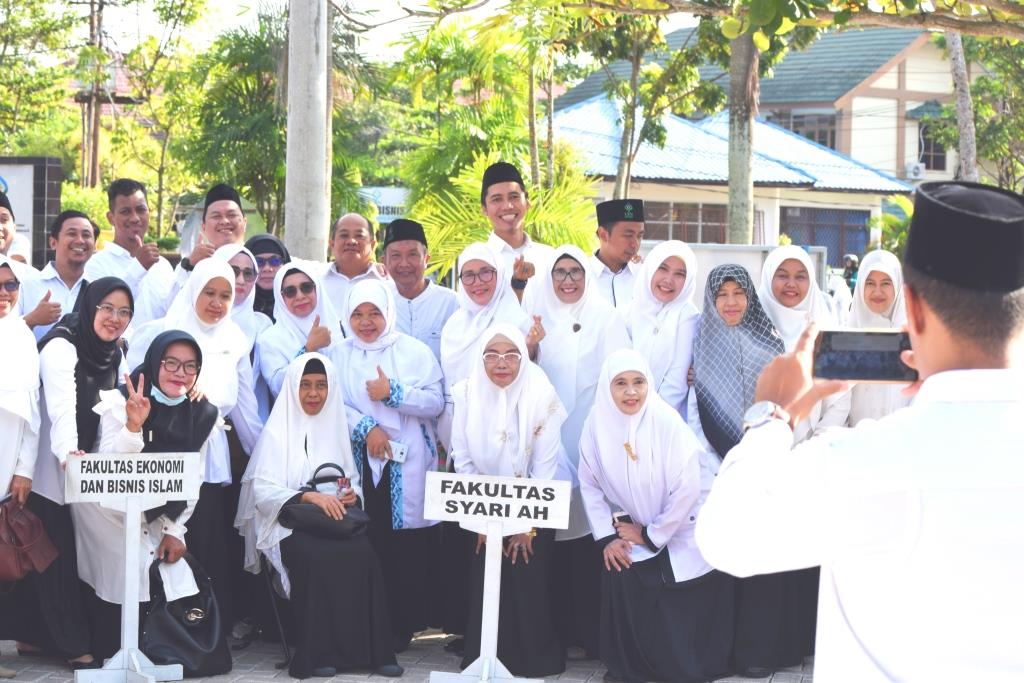 Para pegawai UIN Antasari sedang berfoto bersama usai upacara (Foto:Humas/Achmad Magfur)