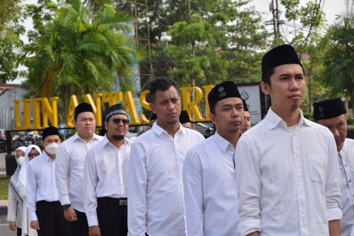 Para pegawai UIN Antasari sedang mengikuti upacara (Foto:Humas/Achmad Magfur)