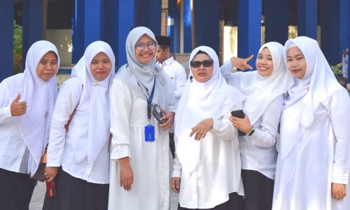 Para pegawai perempuan UIN Antasari sedang berfoto bersama usai upacara (Foto:Humas/Achmad Magfur)