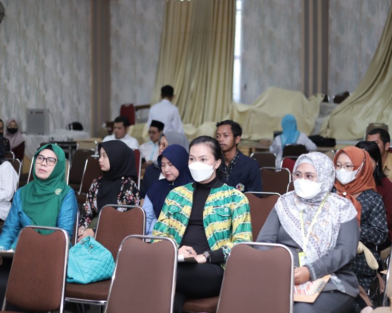 Para peserta saat mengikuti Seminar Nasional (Foto:Humas/Yulida Rifani)