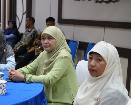 Para tamu undangan sedang memperhatikan sambutan dari Dekan FUH UIN Antasari (Foto:Humas/Hadi Rustami)