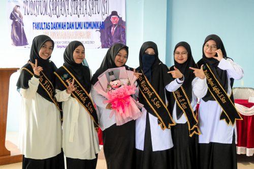 Para yudisiawati bergembira sudah lulus berkuliah di FDIK (Foto:Humas/Sophia Perennia)